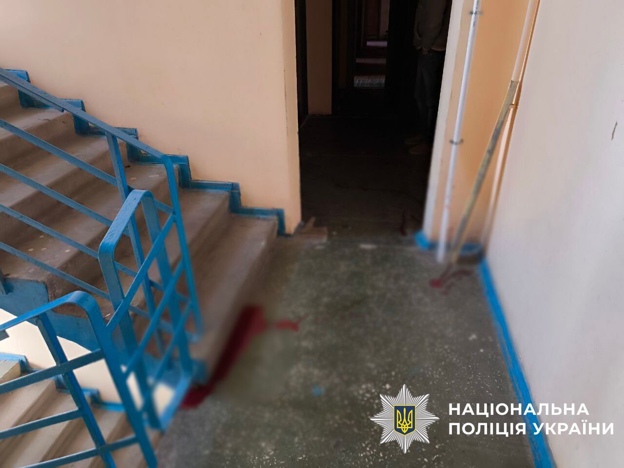 В Киеве мужчина чуть не убил товарища, а затем с другом затащил его в кабину лифта, чтобы "замести следы". Подробности и фото