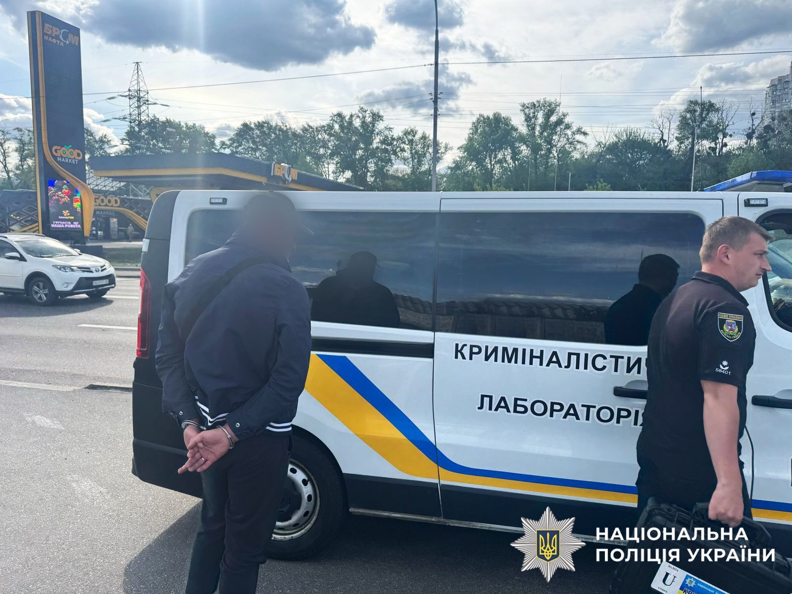 Вымогали у жителя Киева $20 тыс. несуществующего долга: полицейские задержали злоумышленников. Фото и видео