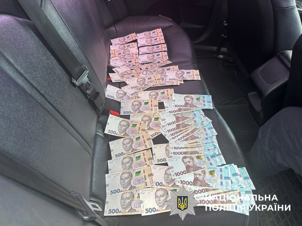 Вымогали у жителя Киева $20 тыс. несуществующего долга: полицейские задержали злоумышленников. Фото и видео
