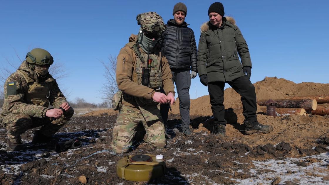 Горячее место в Украине: ведущий "Мира наизнанку" Комаров побывал в мартеновском цехе на Запорожстали