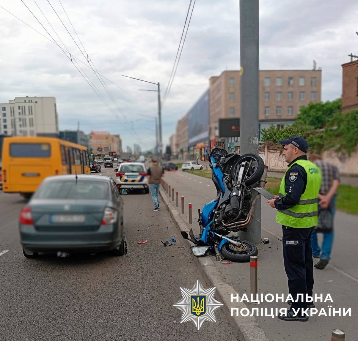 У Києві на проспекті Бандери мотоцикліст влетів в електроопору. Подробиці, фото та відео