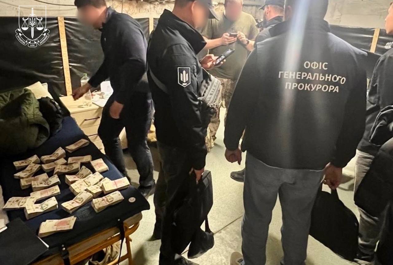 Погрожував перевести у піхоту: на Донеччині затримали комбата, який обклав "даниною" бойові виплати підлеглих. Фото