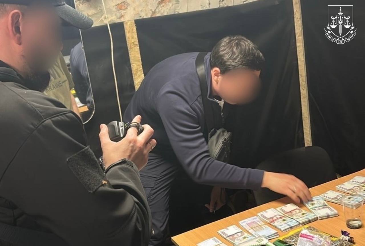Погрожував перевести у піхоту: на Донеччині затримали комбата, який обклав "даниною" бойові виплати підлеглих. Фото