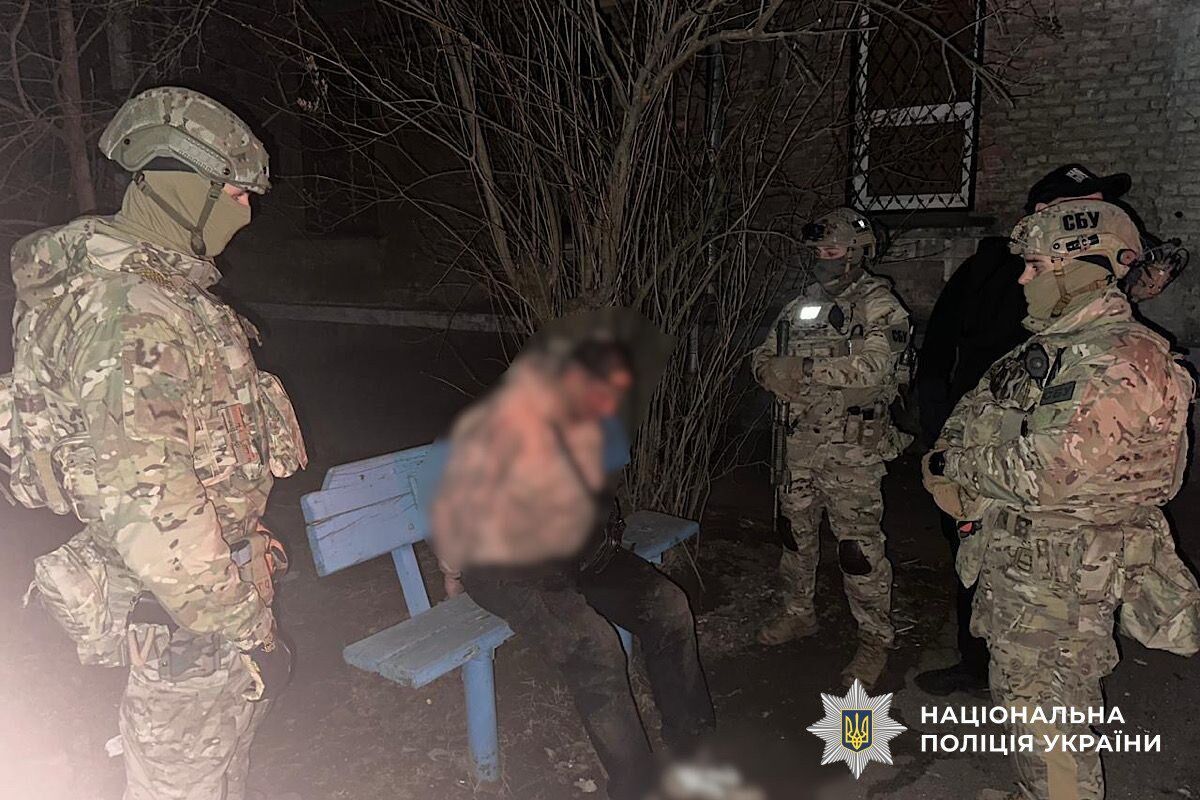 Развернули "бизнес" в трех областях: в Украине задержали торговцев трофейным оружием. Фото