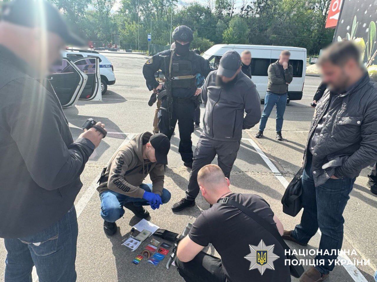 Вымогали у жителя Киева $20 тыс. несуществующего долга: полицейские задержали злоумышленников. Фото и видео