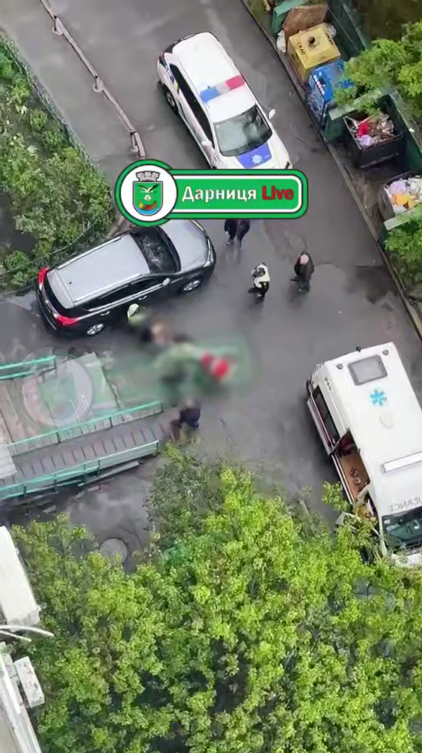 В Киеве девушка выбросилась из окна многоэтажки и разбилась насмерть: все подробности трагедии