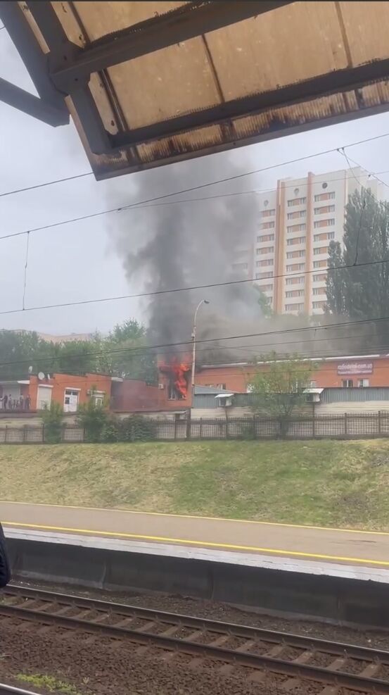 В Киеве произошел пожар на радиорынке: столб дыма был виден в нескольких районах города. Фото и видео