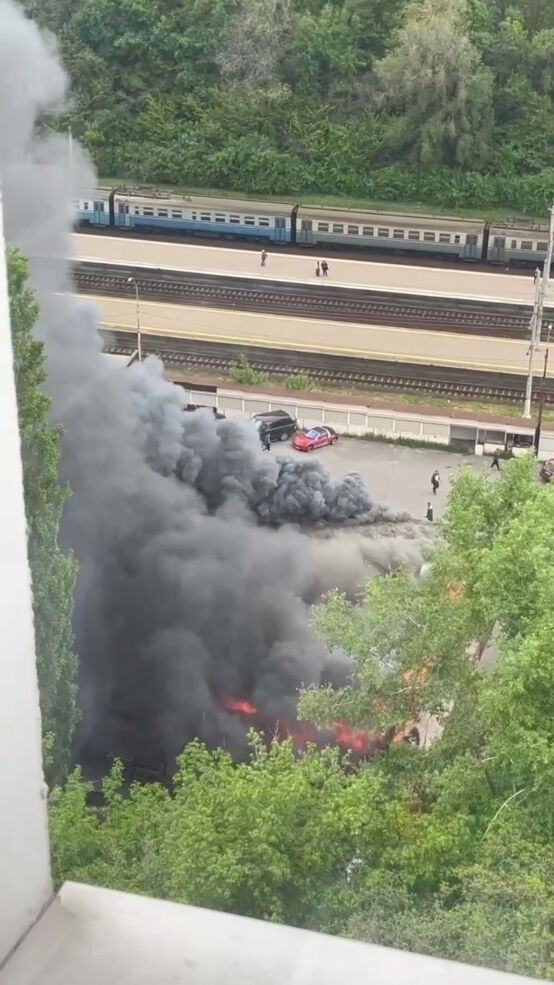 В Киеве произошел пожар на радиорынке: столб дыма был виден в нескольких районах города. Фото и видео