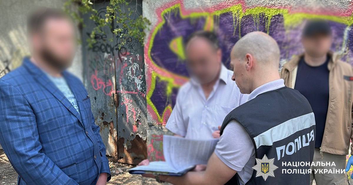 Допомагав клієнтам за винагороду ухилятись від мобілізації: у Києві викрили адвоката. Фото та відео