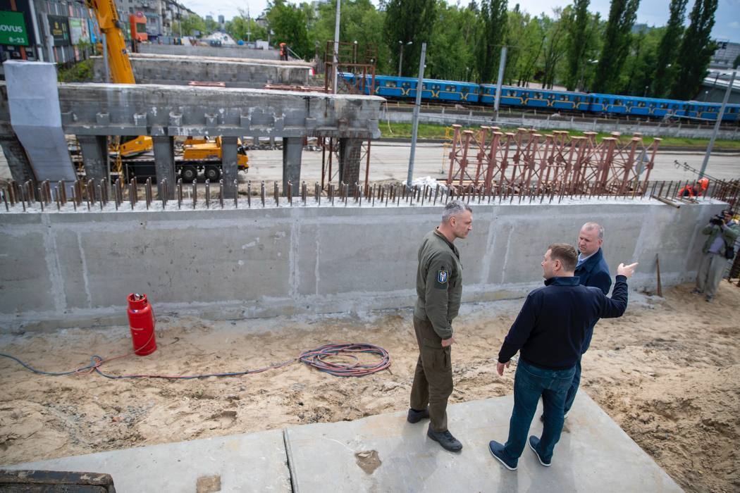 Кличко показав, як ремонтують міст біля метро "Дарниця" в Києві, та розповів подробиці. Фото