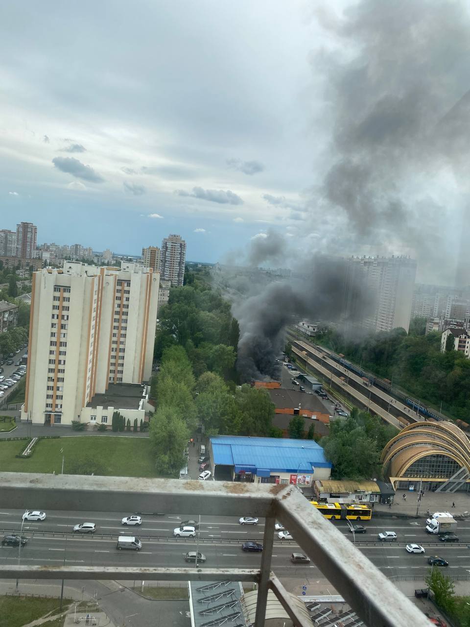В Киеве произошел пожар на радиорынке: столб дыма был виден в нескольких районах города. Фото и видео