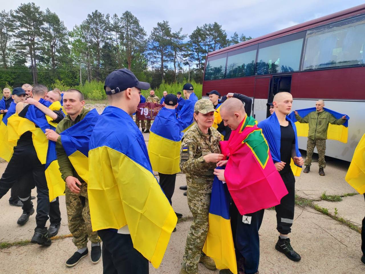 Защитники Мариуполя и защитники всей линии фронта: Украина вернула из российского плена 205 воинов. Фото и видео