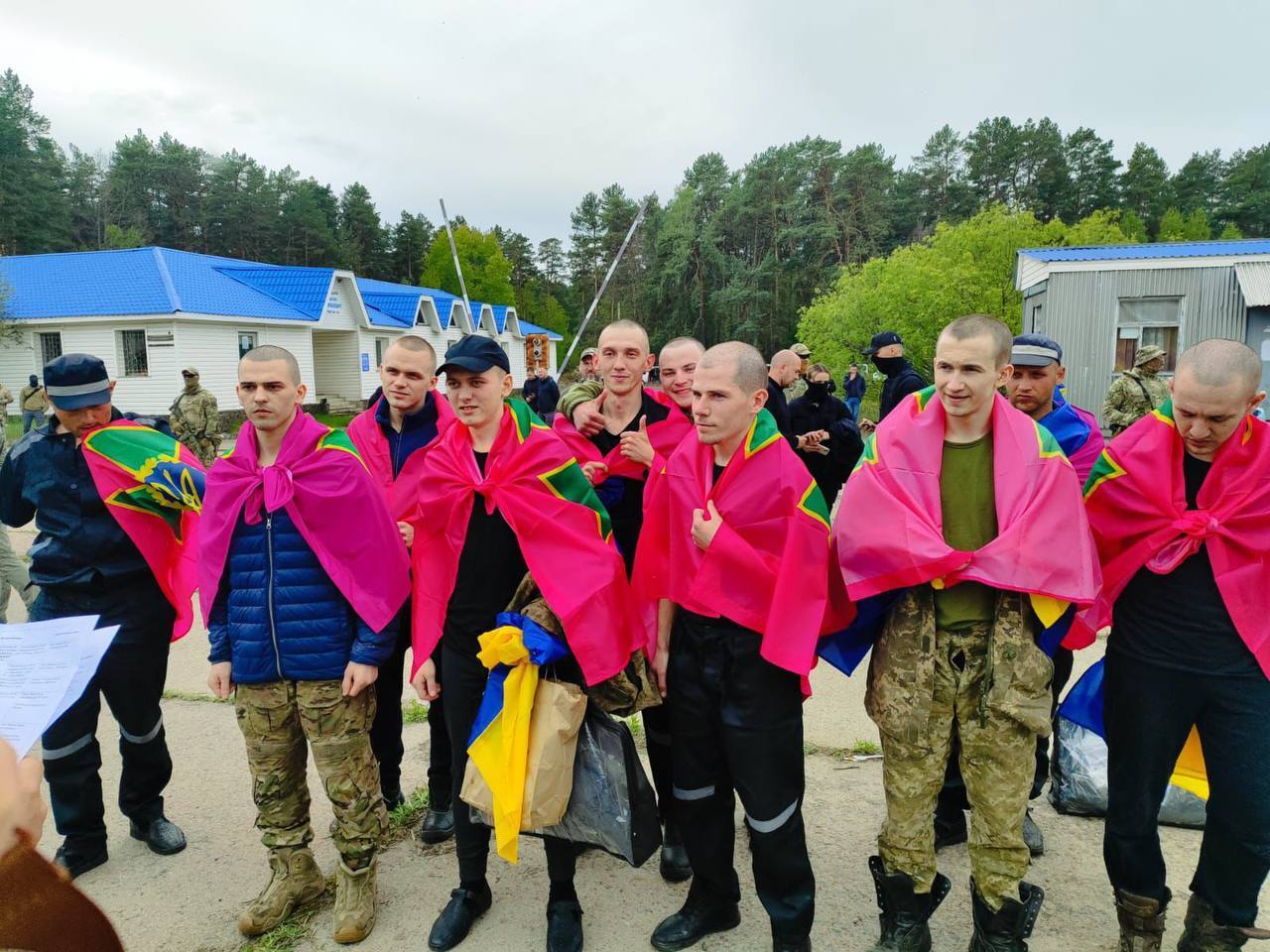 Защитники Мариуполя и защитники всей линии фронта: Украина вернула из российского плена 205 воинов. Фото и видео