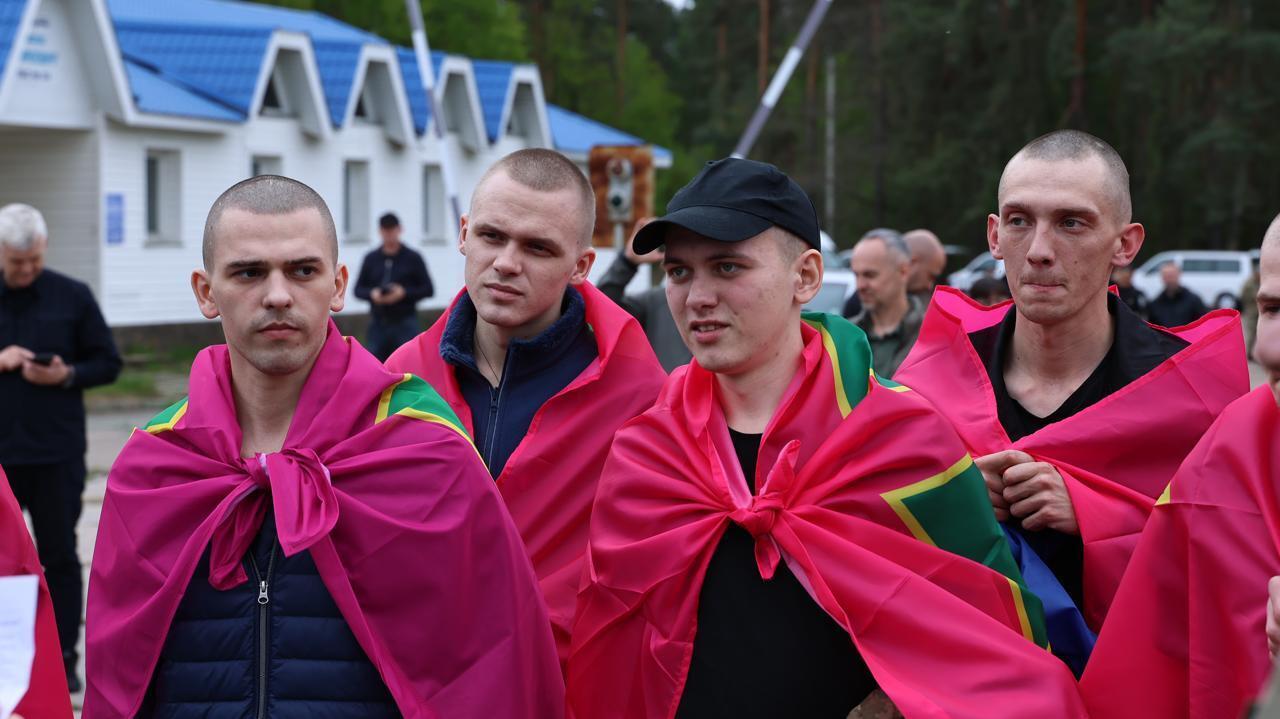 Защитники Мариуполя и защитники всей линии фронта: Украина вернула из российского плена 205 воинов. Фото и видео