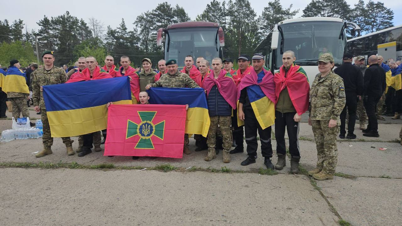 Защитники Мариуполя и защитники всей линии фронта: Украина вернула из российского плена 205 воинов. Фото и видео