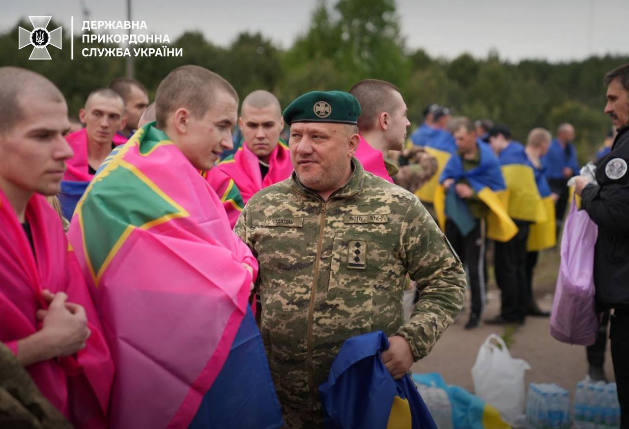 Защитники Мариуполя и защитники всей линии фронта: Украина вернула из российского плена 205 воинов. Фото и видео