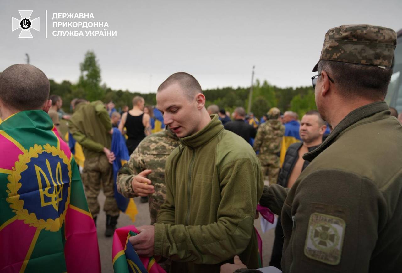 Защитники Мариуполя и защитники всей линии фронта: Украина вернула из российского плена 205 воинов. Фото и видео