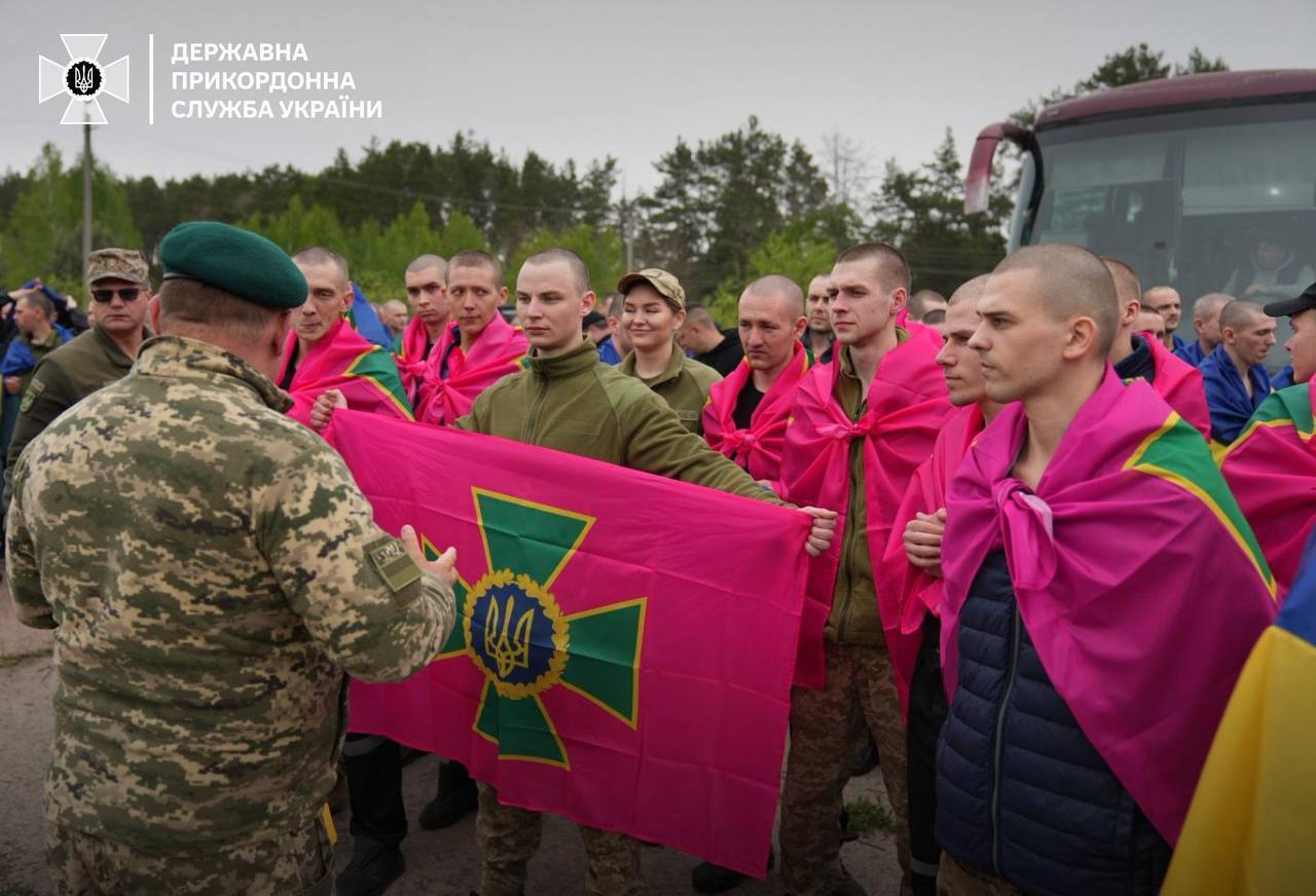 Защитники Мариуполя и защитники всей линии фронта: Украина вернула из российского плена 205 воинов. Фото и видео