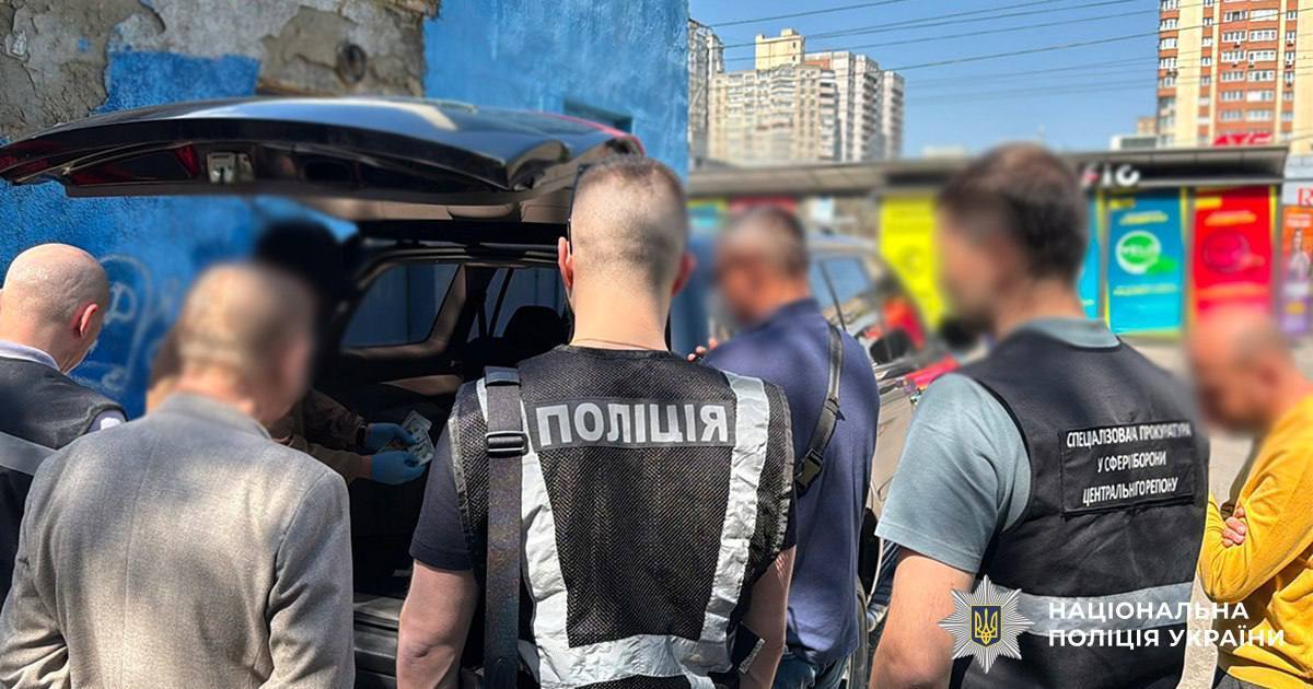 Допомагав клієнтам за винагороду ухилятись від мобілізації: у Києві викрили адвоката. Фото та відео
