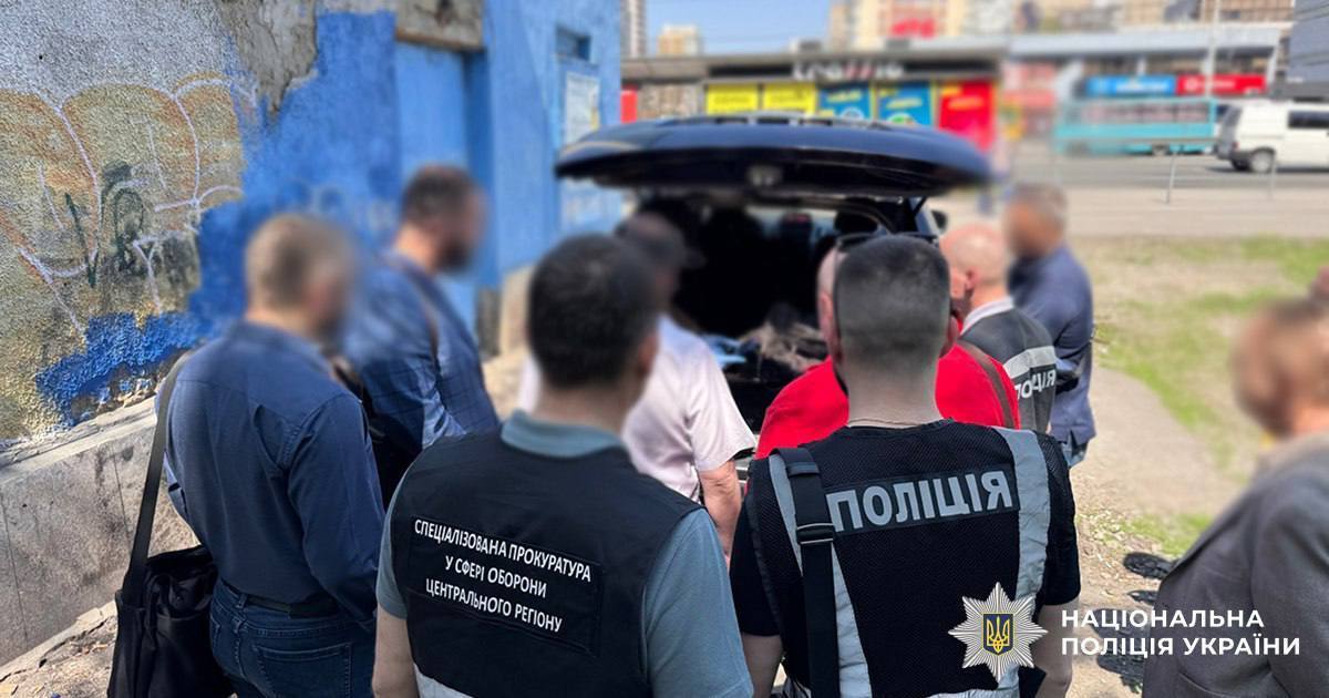 Допомагав клієнтам за винагороду ухилятись від мобілізації: у Києві викрили адвоката. Фото та відео