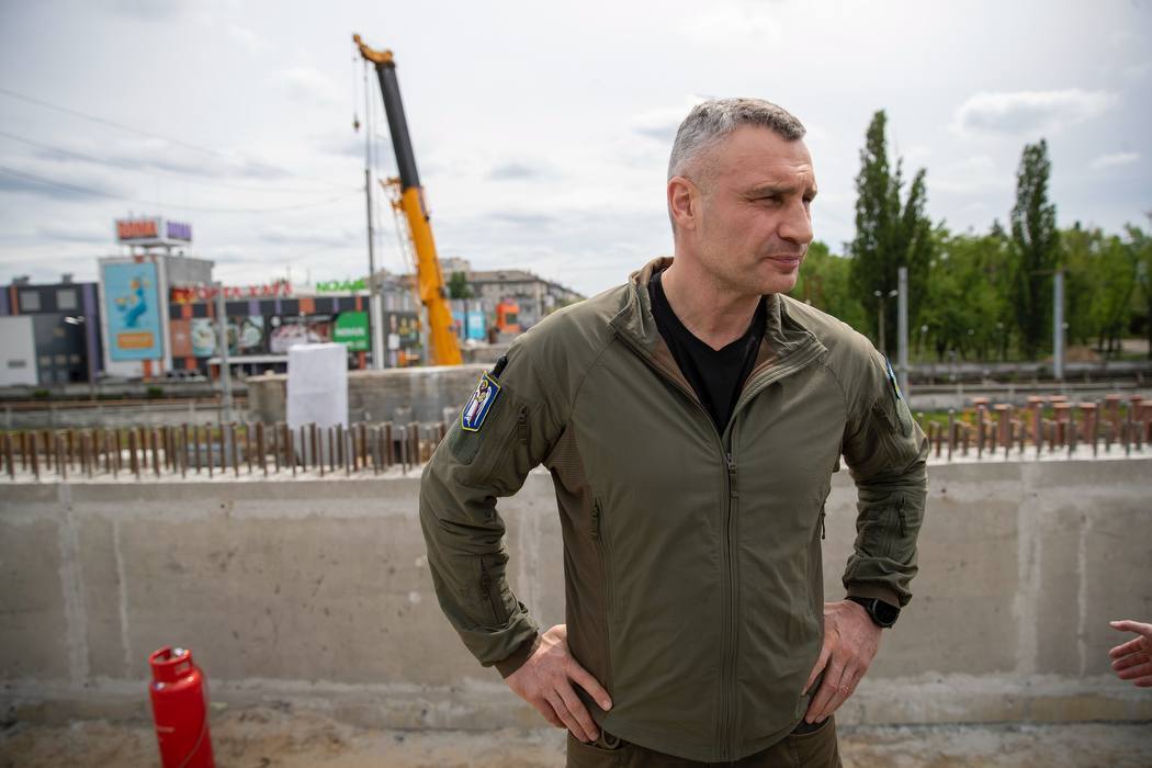 Кличко показав, як ремонтують міст біля метро "Дарниця" в Києві, та розповів подробиці. Фото
