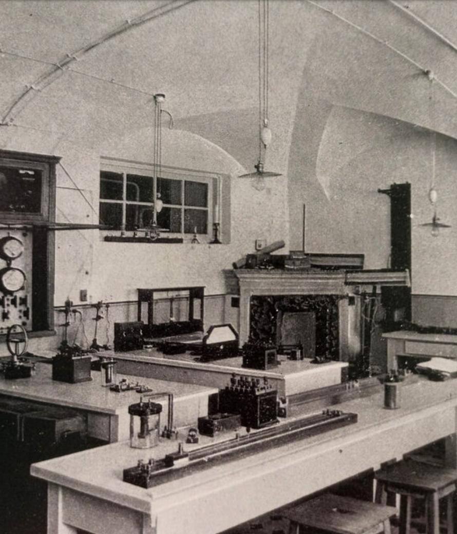 Атмосфера обучения в КНУ: уникальные фотографии известного вуза Киева и его студентов в 1900-х годах