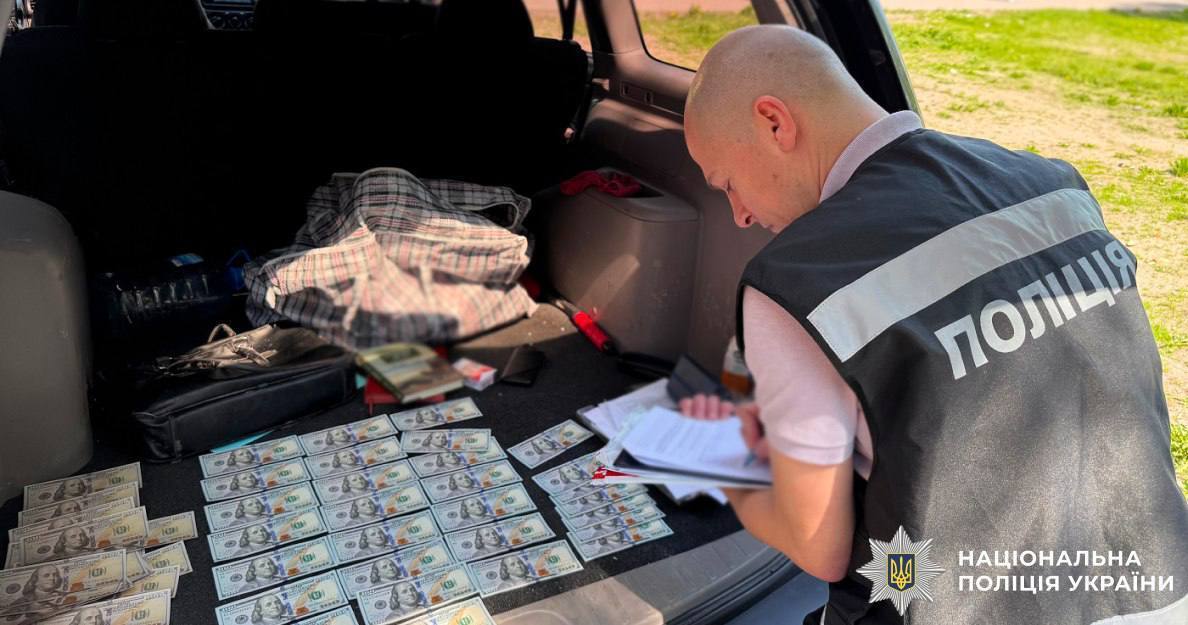 Допомагав клієнтам за винагороду ухилятись від мобілізації: у Києві викрили адвоката. Фото та відео
