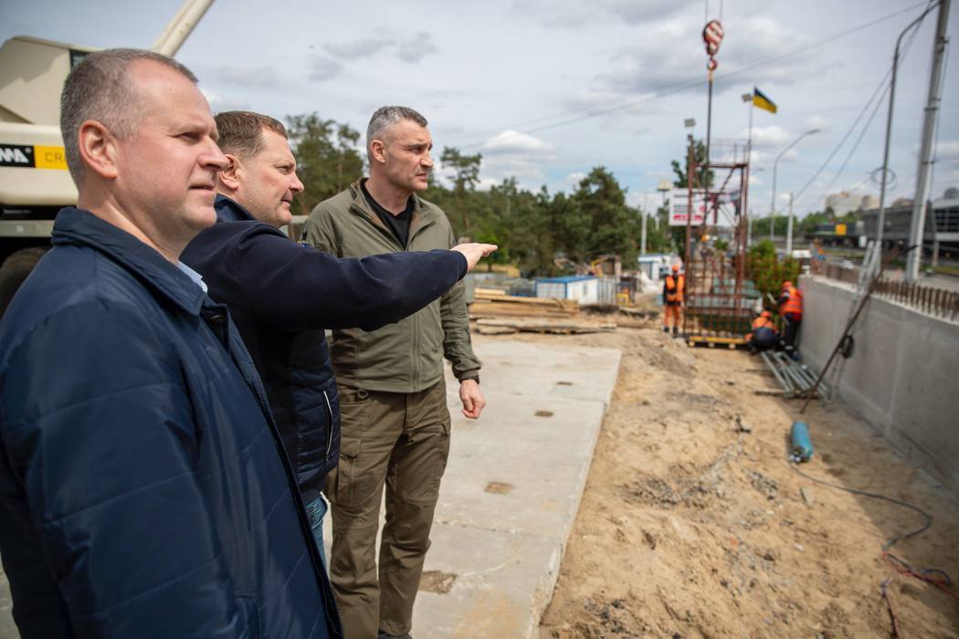 Кличко показав, як ремонтують міст біля метро "Дарниця" в Києві, та розповів подробиці. Фото