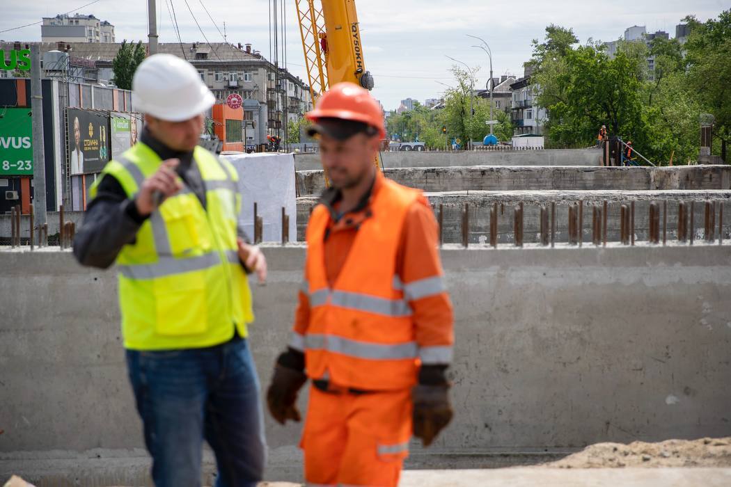 Кличко показав, як ремонтують міст біля метро "Дарниця" в Києві, та розповів подробиці. Фото