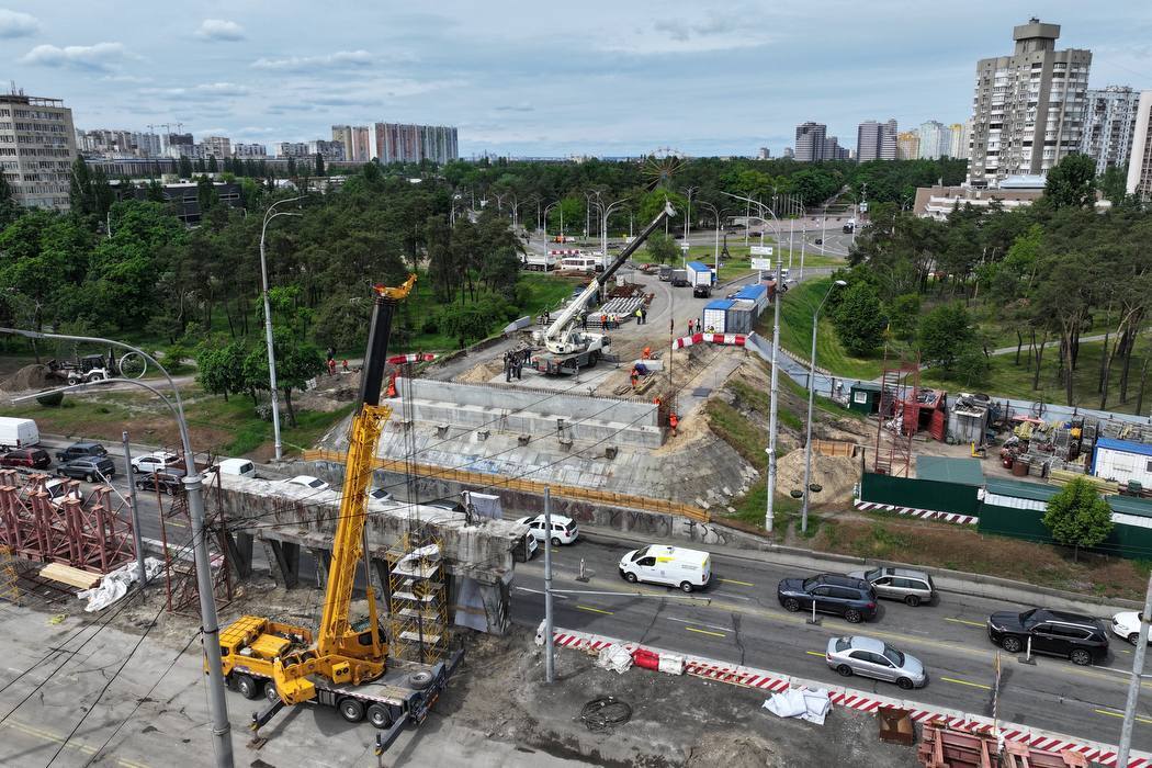 Кличко показав, як ремонтують міст біля метро "Дарниця" в Києві, та розповів подробиці. Фото