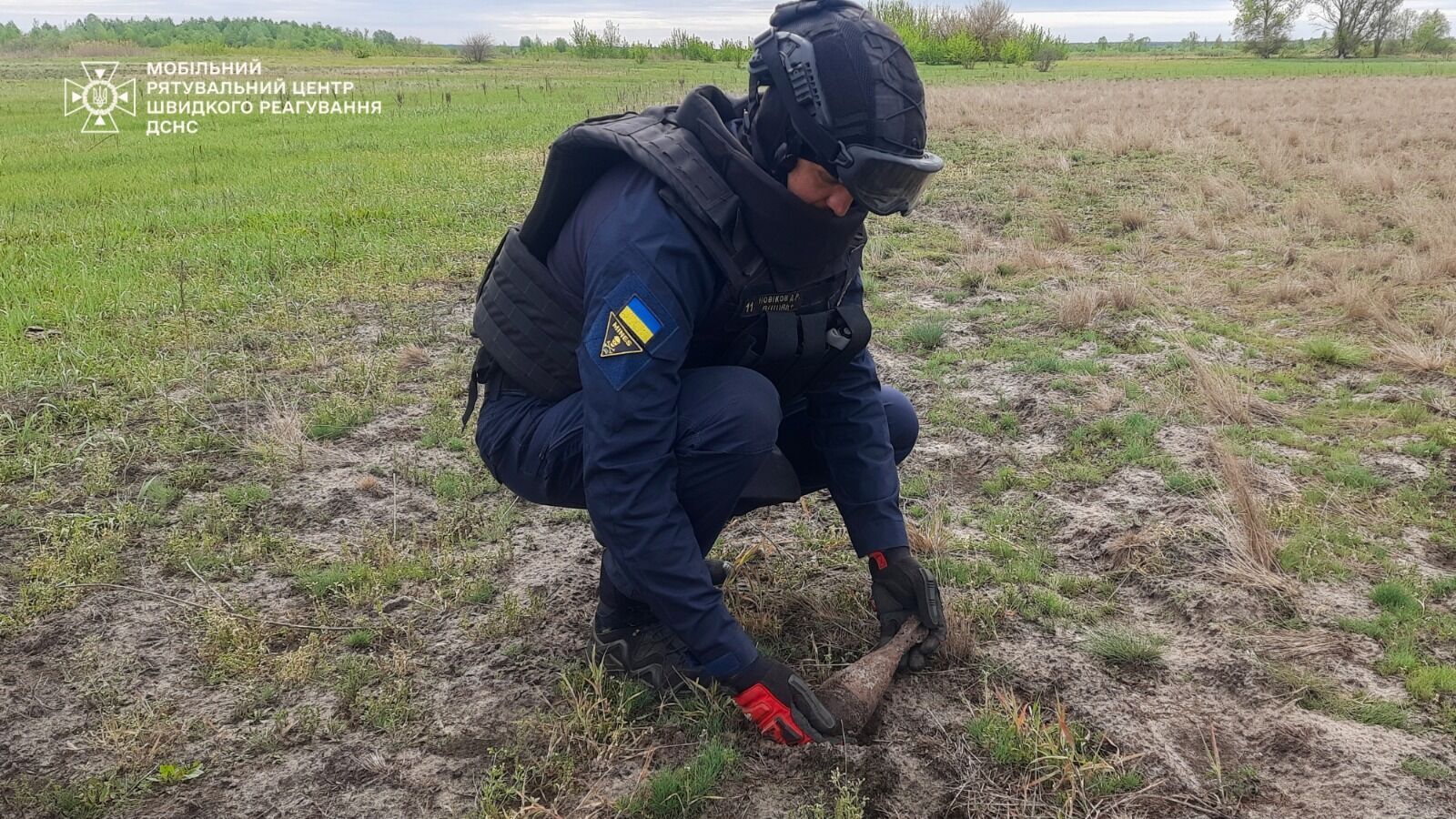 На Киевщине фермер во время полевых работ нашел мину. Фото