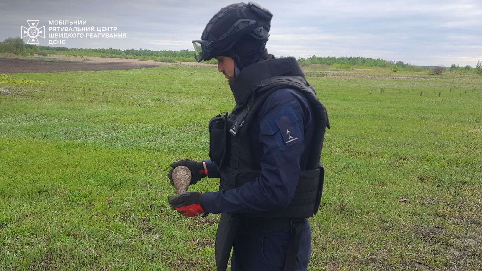На Киевщине фермер во время полевых работ нашел мину. Фото