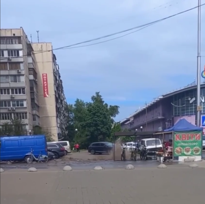 В Киеве на Оболони среди припаркованных авто из-под земли забил гейзер. Фото и видео