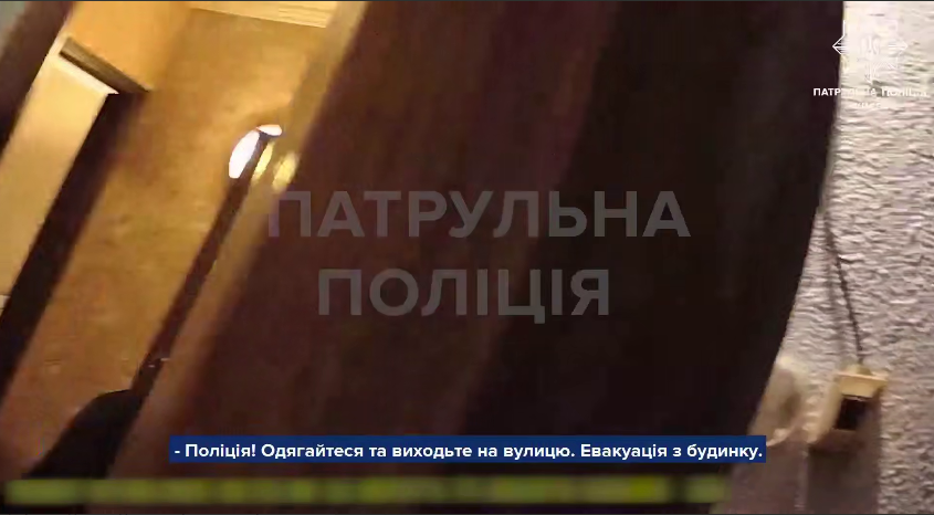 В полиции показали первые минуты после удара РФ по Киеву в Святошинском районе. Видео