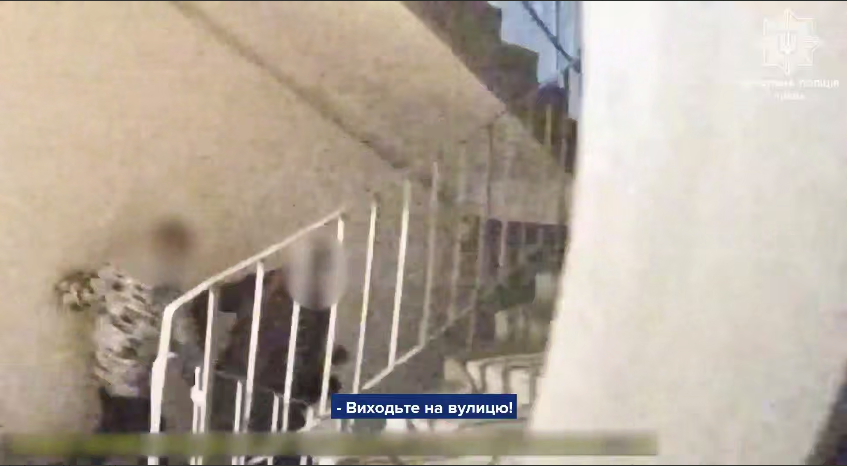 В полиции показали первые минуты после удара РФ по Киеву в Святошинском районе. Видео