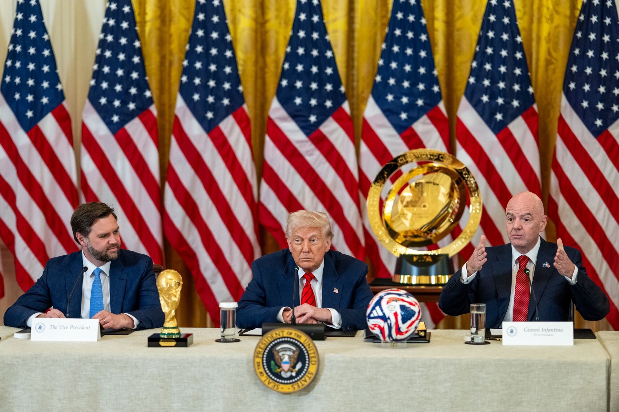 Не зміг відповісти: Трамп звернувся до президента ФІФА через відсторонення Росії