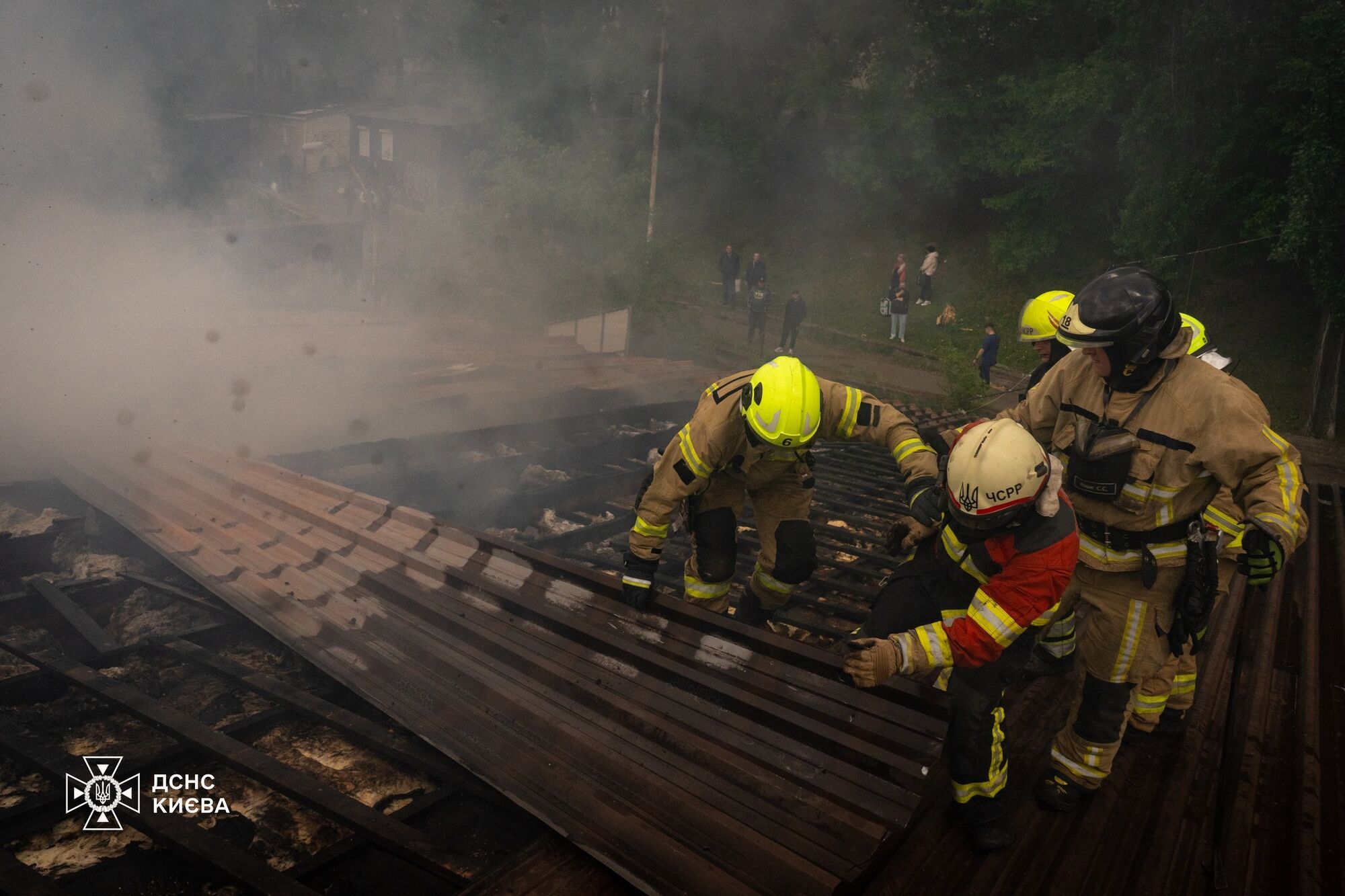 У Києві сталася пожежа на радіоринку: стовп диму було видно у кількох районах міста. Фото та відео