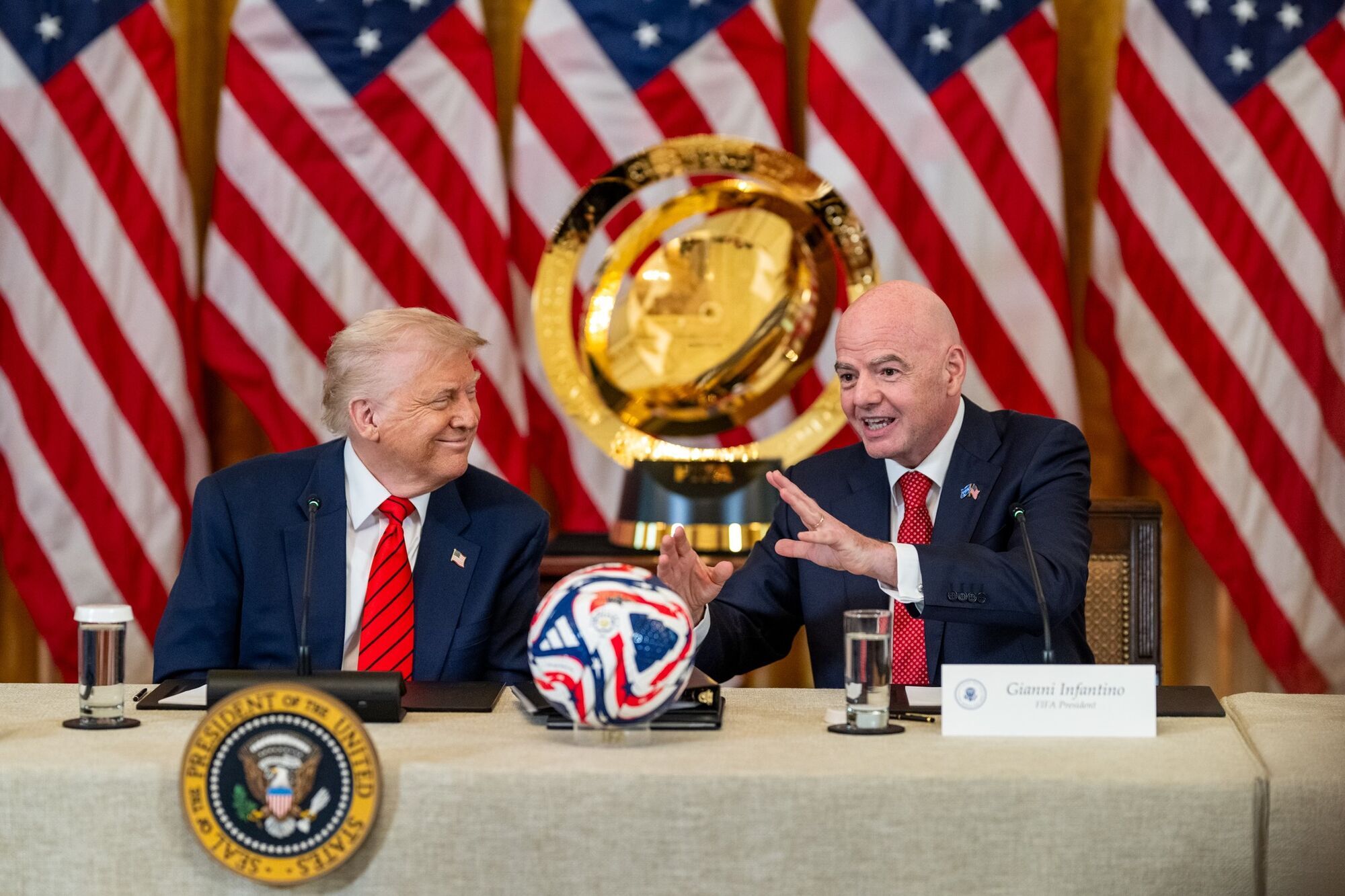 Не зміг відповісти: Трамп звернувся до президента ФІФА через відсторонення Росії