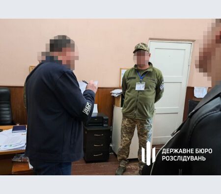 Нараховував грошові виплати солдату, який понад рік не з'являвся на службу: в Івано-Франківську викрили військового посадовця. Фото