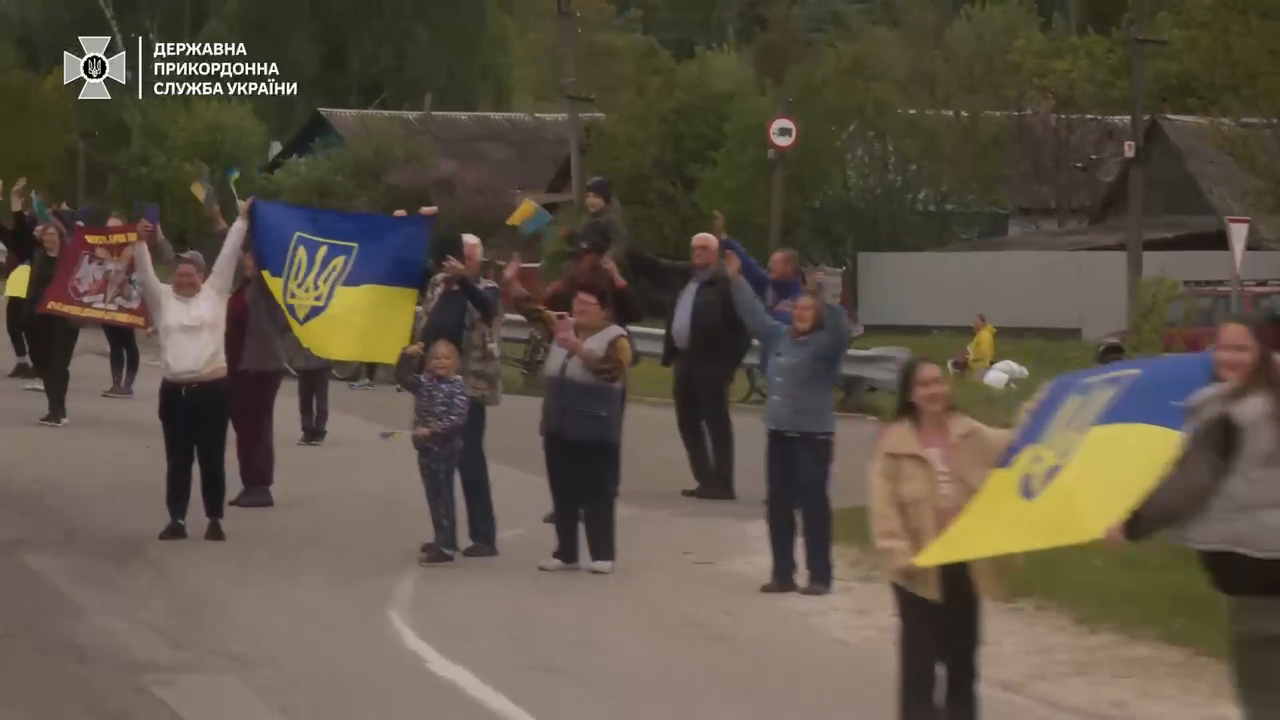 "Наші люди нас зустрічають": прикордонники показали зворушливе відео з обміну полоненими