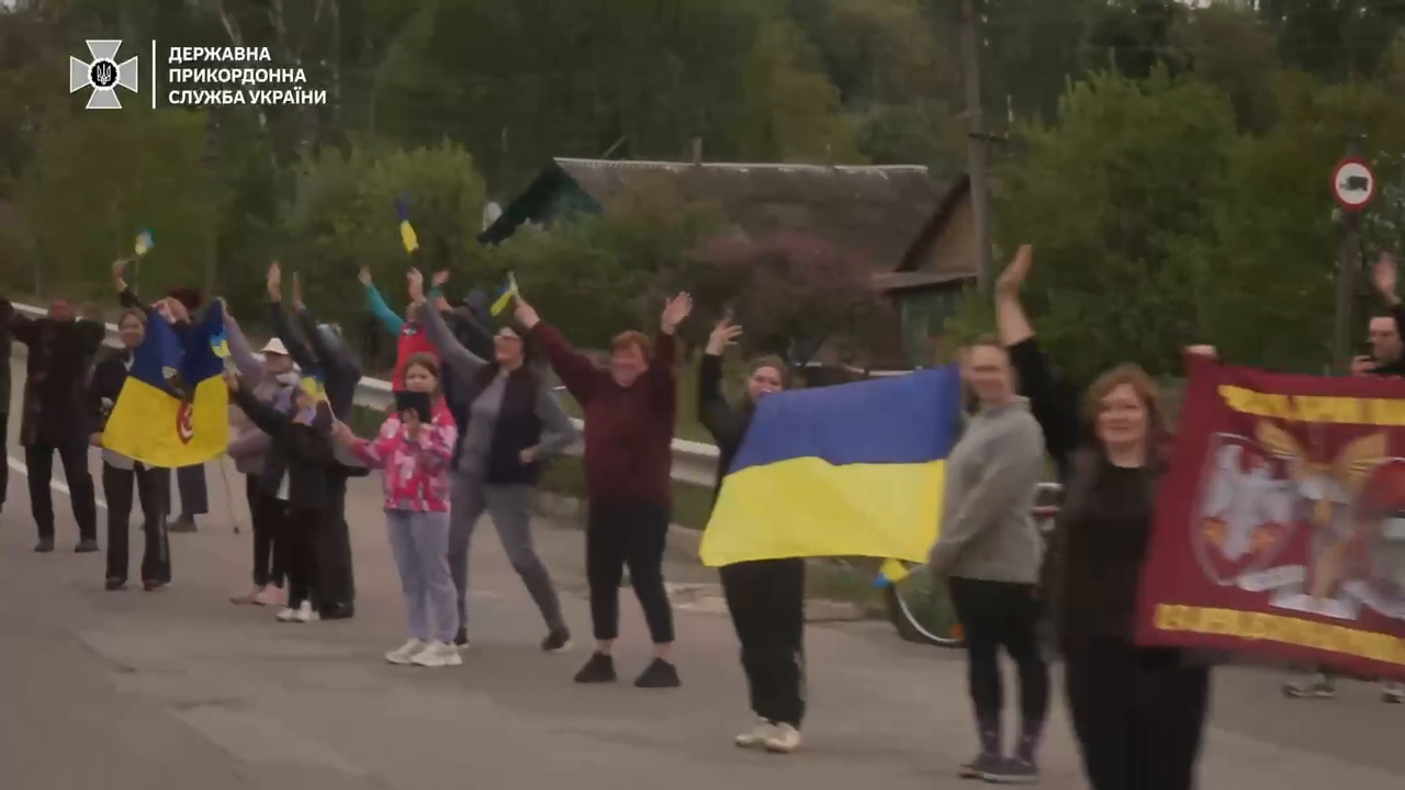 "Наші люди нас зустрічають": прикордонники показали зворушливе відео з обміну полоненими