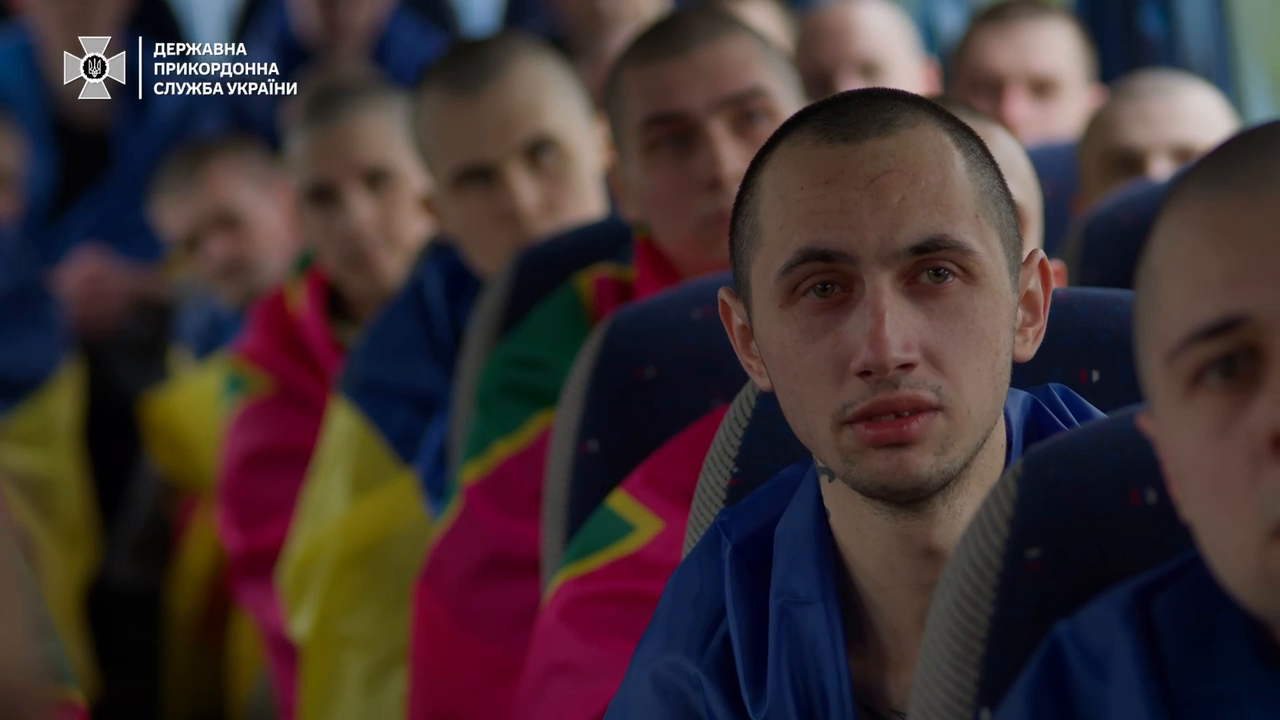 "Наші люди нас зустрічають": прикордонники показали зворушливе відео з обміну полоненими