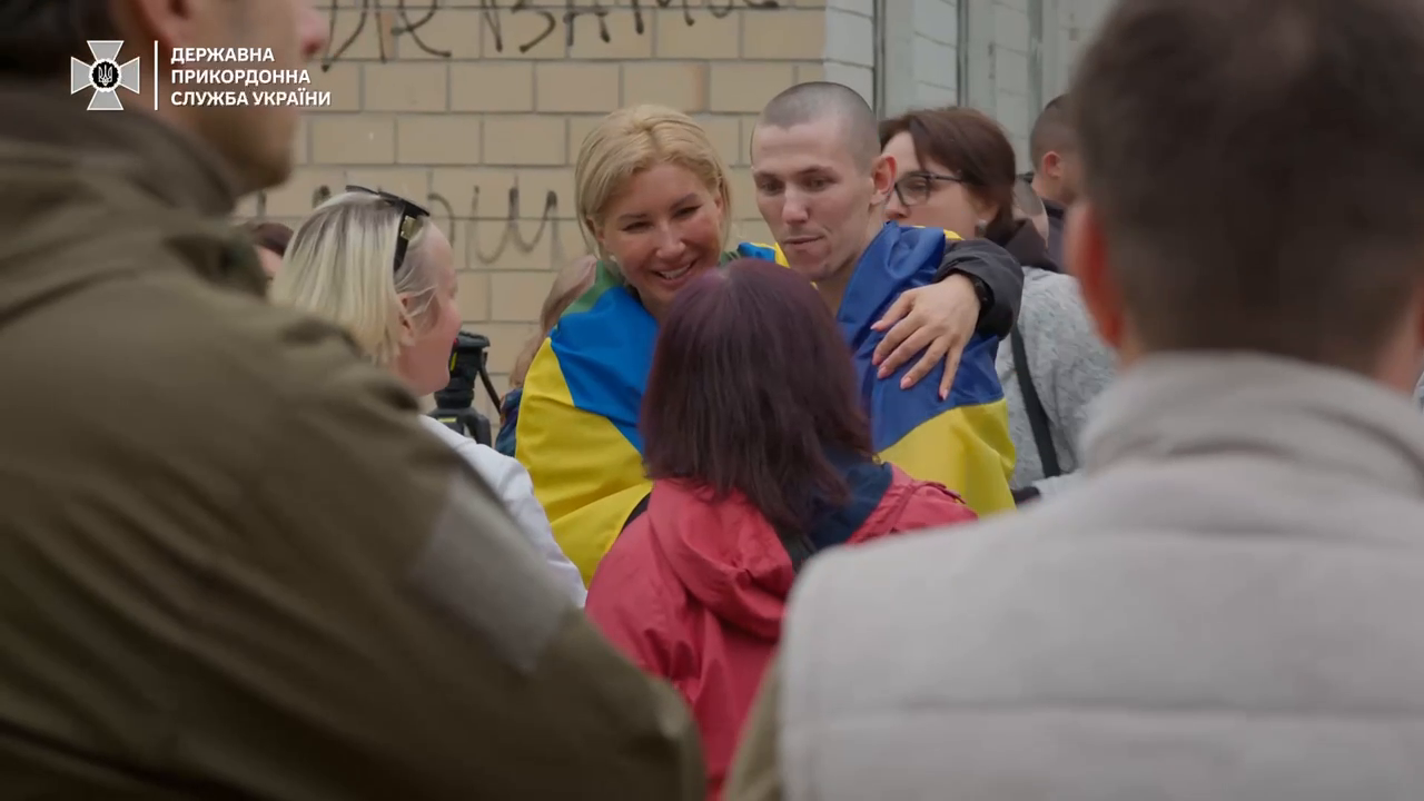 "Наші люди нас зустрічають": прикордонники показали зворушливе відео з обміну полоненими