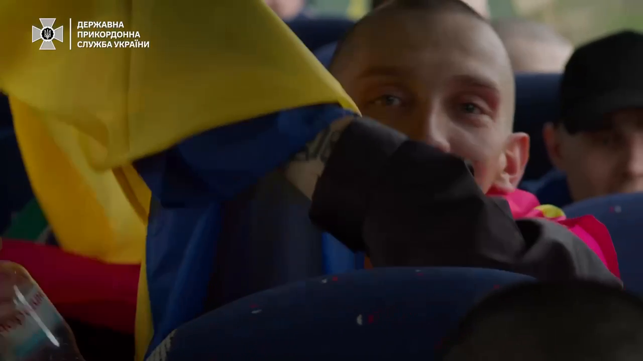 "Наші люди нас зустрічають": прикордонники показали зворушливе відео з обміну полоненими
