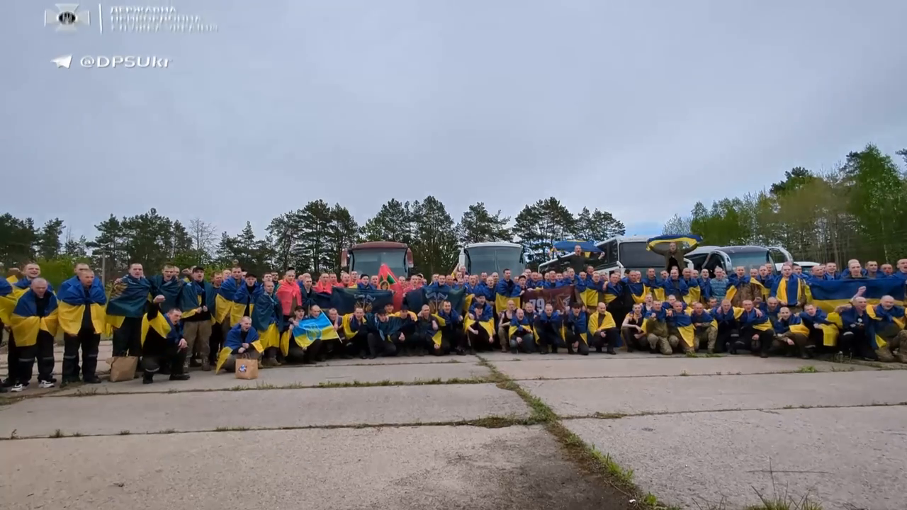"Наші люди нас зустрічають": прикордонники показали зворушливе відео з обміну полоненими