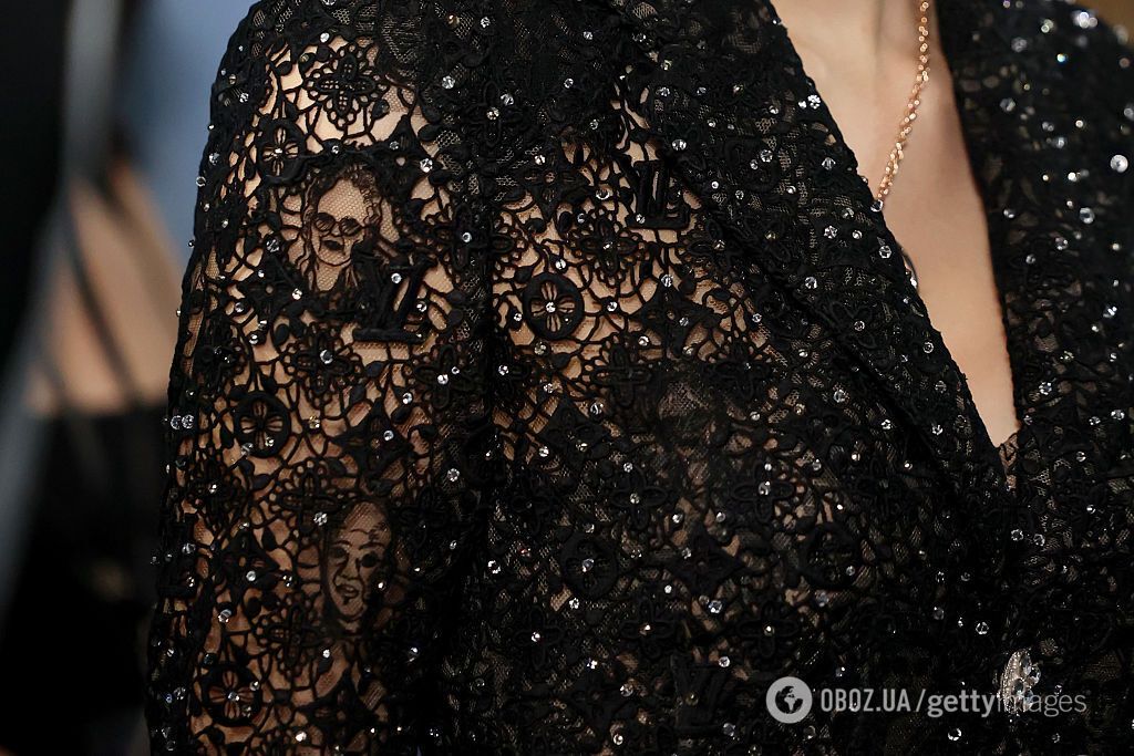 Найгірший образ на Met Gala 2025: тайська співачка потрапила в скандал через труси з обличчями борців за права темношкірих. Фото
