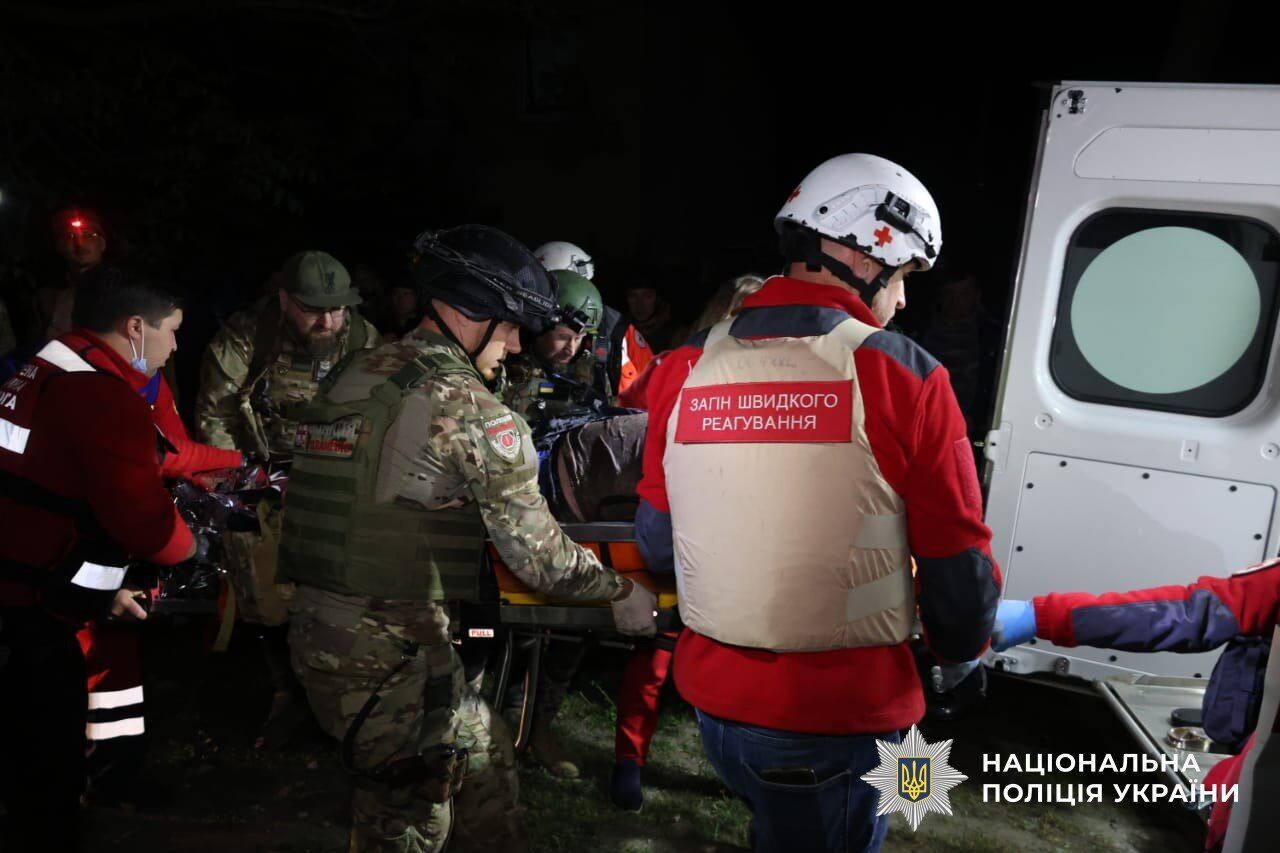 Росія атакувала Запоріжжя: у місті понівечено будівлі, під завалами перебувають люди. Відео