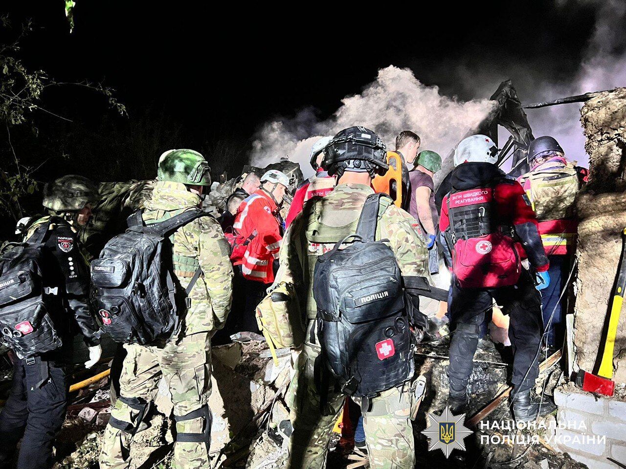 Росія атакувала Запоріжжя: у місті понівечено будівлі, під завалами перебувають люди. Відео