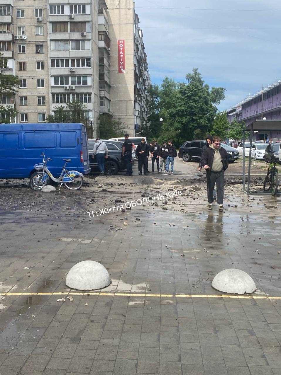 В Киеве на Оболони среди припаркованных авто из-под земли забил гейзер. Фото и видео