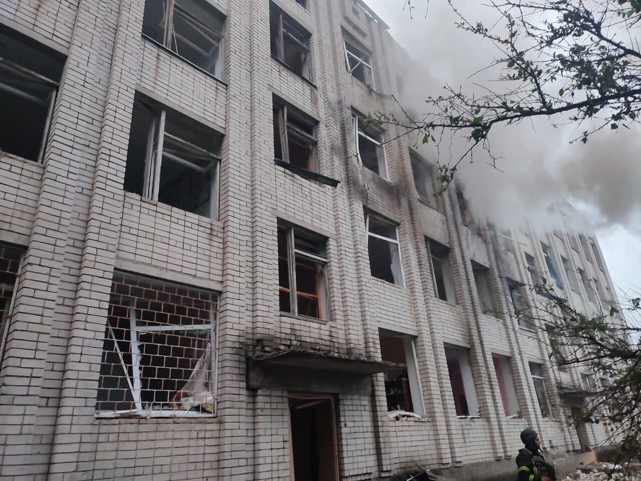 Увечері ворог вдарив по Черкащині: пошкоджений навчальний заклад, побиті вікна, поранений чоловік. Фото